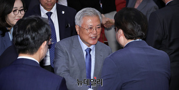 [포토] 기념식서 인사나누는 문재인 전 대통령 