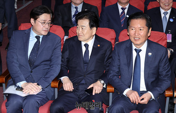 [포토] 판문점선언 기념식 참석한 홍익표-정동영-정청래 