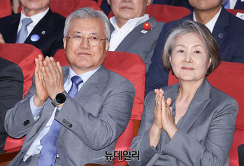 [포토] '4.27 판문점선언' 기념식 참석한 문재인 전 대통령 내외 