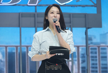 [포토] 투어스 미니5집 소개하는 신아영 아나운서