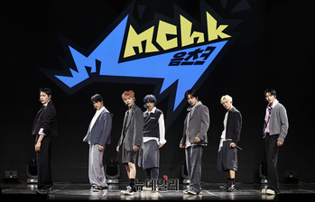 [포토] 스트레이키즈 동생그룹 NEXZ, 중독성 강한 '음츠크' 무대