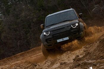 거칠지만 부드러운 ‘오빠차’의 정점 … 디펜더 옥타, 오프로드서 슈퍼카처럼 달린다