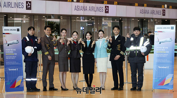 편한 유니폼에 운동화 신는 승무원 … 항공업계 파격에 의견 분분