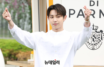 [영상] 롱샷 률 '손가락 하트'