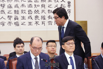 [포토] 자리로 향하는 김성태 전 쌍방울 회장