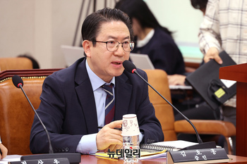 [포토] 답변하는 김호홍 국가정보원 2차장