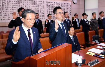 [포토] 선서하는 정성호 법무부 장관