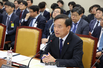 [포토] 답변하는 김종철 방송미디어통신위원장