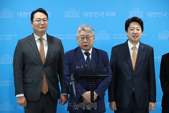 [포토] 기자들의 질문에 답하는 조응천 전 의원