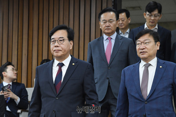 [포토] 회의 참석하는 송언석 국민의힘 원내대표