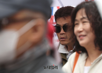 [포토] 우파유튜버 구글코리아 규탄집회 참석한 전한길