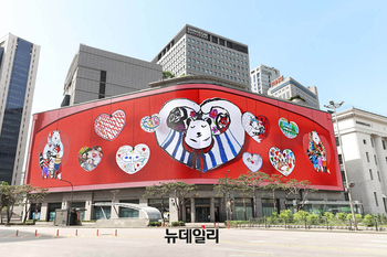 [포토] 신세계백화점, 어린이 그림으로 동심 입은 '푸빌라' 미디어파사드로 재탄생