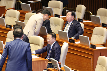 [포토] 김상욱 의원에게 소통치는 한기호 의원