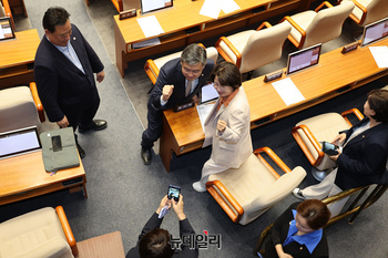 [포토] 기념촬영 하는 추미애 민주당 의원