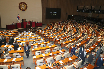 [포토] 통일부장관 해임건의안 상정에 자리 떠나는 민주당 의원들