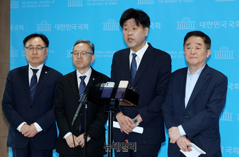 [포토] 기자들의 질문에 답하는 김용 전 민주연구원장