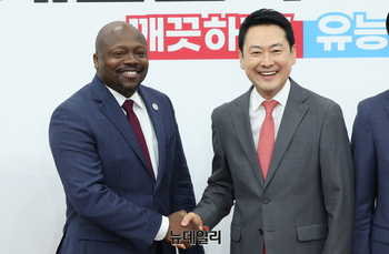 [포토] 윌슨화이트 구글 부사장과 악수 나누는 장동혁 대표 