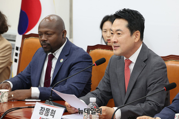 [포토] 아동청소년 SNS 중독 좌담회서 발언하는 장동혁 대표