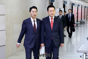 [포토] 공약 발표 위해 입장하는 장동혁 대표