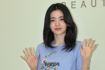 [영상] 김태리, 봄꽃 내려앉은 원피스