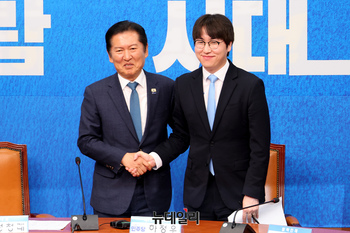 [포토] 악수 나누는 하정우 전 AI 수석과 정청래 대표