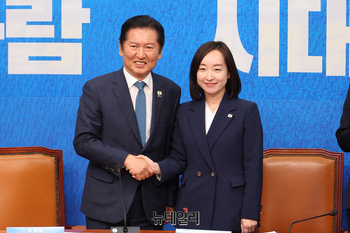 [포토] 악수 나누는 전은수 전 청와대 대변인과 정청래 대표