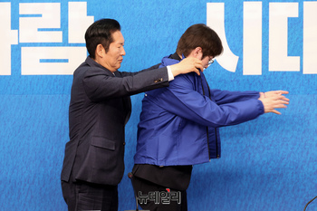 [포토] 민주당 점퍼 입은 하정우 전 AI미래기획수석