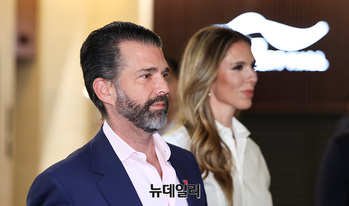 [포토] '정용진 부인' 한지희 콘서트 참석하는 트럼프 주니어 