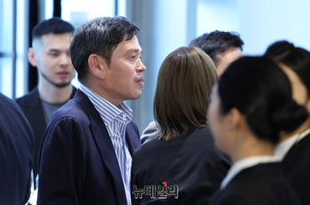 [포토] 인사나누는 정용진 신세계 회장 