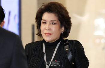 [포토] 콘서트 향하는 정유경 회장 