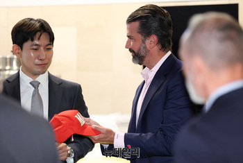 [포토] MAGA 모자 싸인하는 트럼프 주니어 