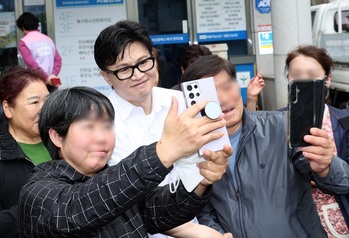 [단독] 선관위, 구포 휩쓰는 한동훈 팬클럽에 경고 … 