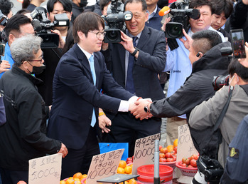 부산 구포시장 간 하정우, 시장 상인과 악수 뒤 손 '탁탁' … 북구 첫 등판서 구설