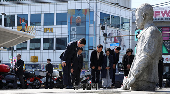 [포토] 전태일 추모하는 정원오 서울시장 후보 