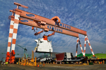 [단독]산재 공포·인력 부족에 조선업계 로봇 열풍 … HD현대 이어 삼성重도 '로봇개 투입' 검토