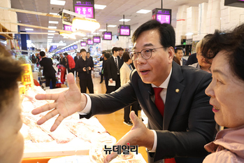 [포토] 노량진 수산시장 찾은 송언석 원내대표와 지도부