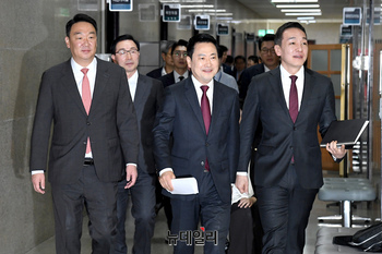 [포토] 최고위 참석하는 장동혁 국민의힘 대표와 지도부