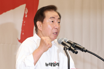 [포토] 공천자 격려하는 김성태 전 국민의힘 원내대표