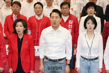 [포토] 국민의례 하는 오세훈 국민의힘 서울시장 후보