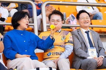 [포토뉴스] 육동한 더불어민주당 춘천시장 후보, 허영 국회의원과 춘천시민축구단 응원 