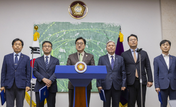 헌법이 '선거 소품'으로 전락할 판 … '대통령 연임제 개헌' 포석 논란