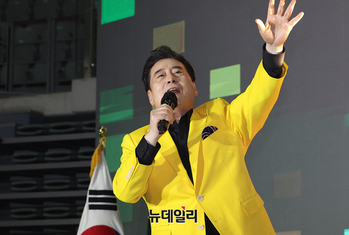 [포토] 어버이날 축하 공연하는 트로트가수 김성환