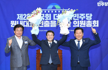[포토] 기념촬영하는 한병도 신임 원내대표