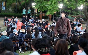 [영상] 서울숲을 걷다...패션피플 모인 2026서울패션로드 런웨이