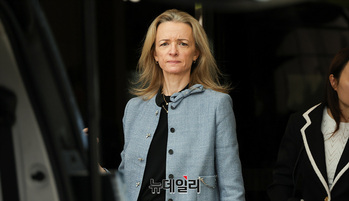 [포토] 김포비즈니스항공센터 통해 입국하는 '델핀 아르노' 디올 CEO