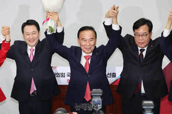[포토] 기념촬영하는 박덕흠 신임 국회부의장