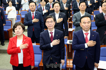 [포토] 국민의례 하는 조배숙·조경태·박덕흠 후보