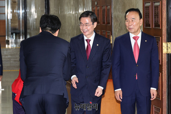 [포토] 지지호소 하는 조배숙·조경태·박덕흠 후보