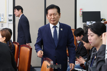 [포토] 회견 참석하는 정청래 민주당 대표