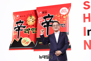 [포토] 포즈 취하는 조용철 농심 대표 